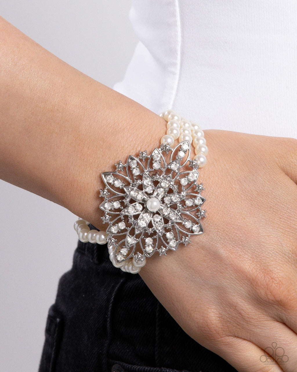 five-dollar-jewelry-flattering-florals-white-bracelet-paparazzi-accessories