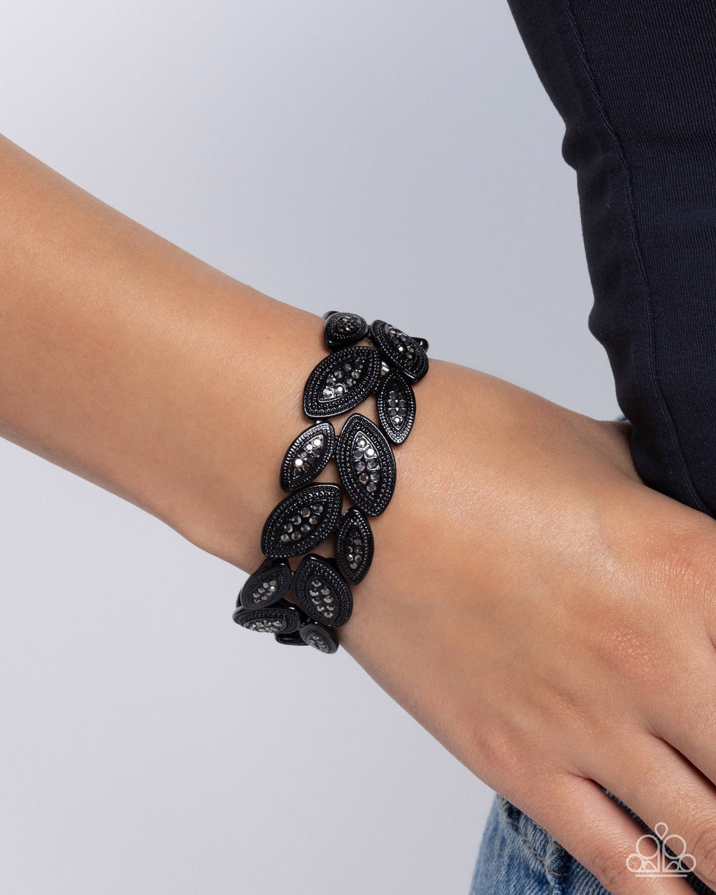 eight-dollar-jewelry-riding-the-clutch-black-bracelet-paparazzi-accessories