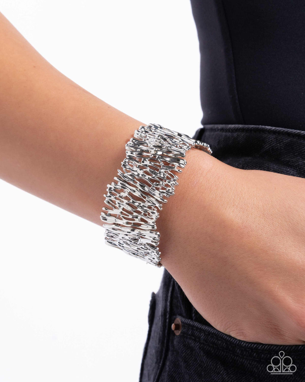 eight-dollar-jewelry-settle-the-score-silver-bracelet-paparazzi-accessories