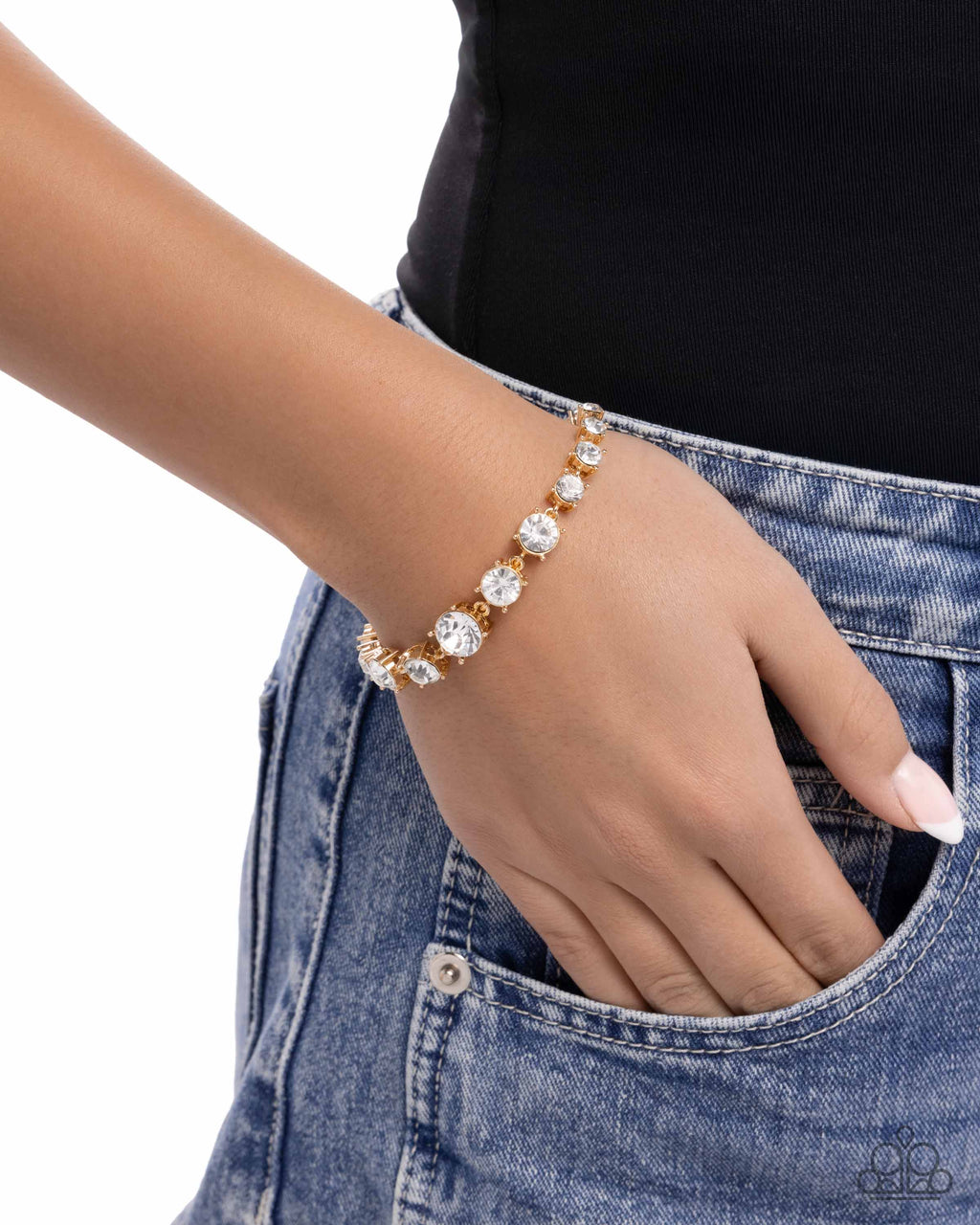 eight-dollar-jewelry-sizable-shimmer-gold-bracelet-paparazzi-accessories