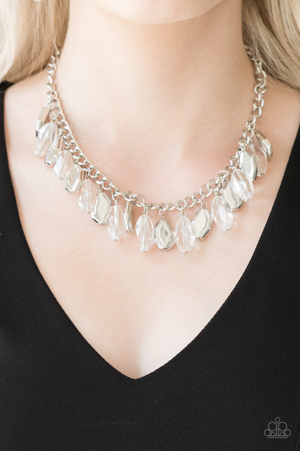 five-dollar-jewelry-fringe-fabulous-white-necklace-paparazzi-accessories