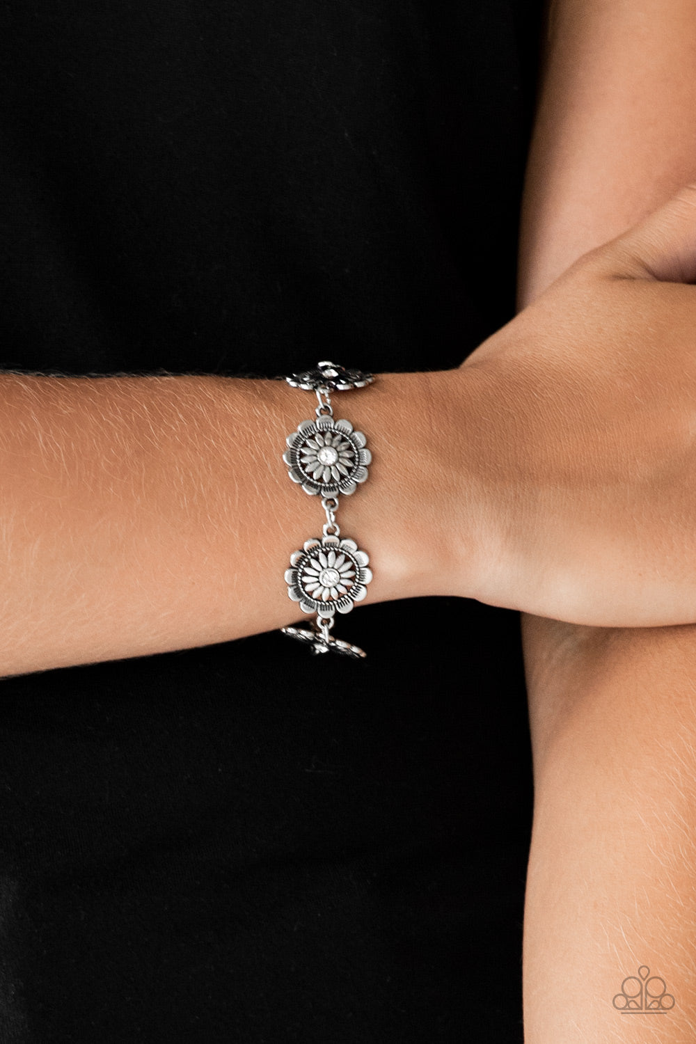 five-dollar-jewelry-funky-flower-child-white-bracelet-paparazzi-accessories