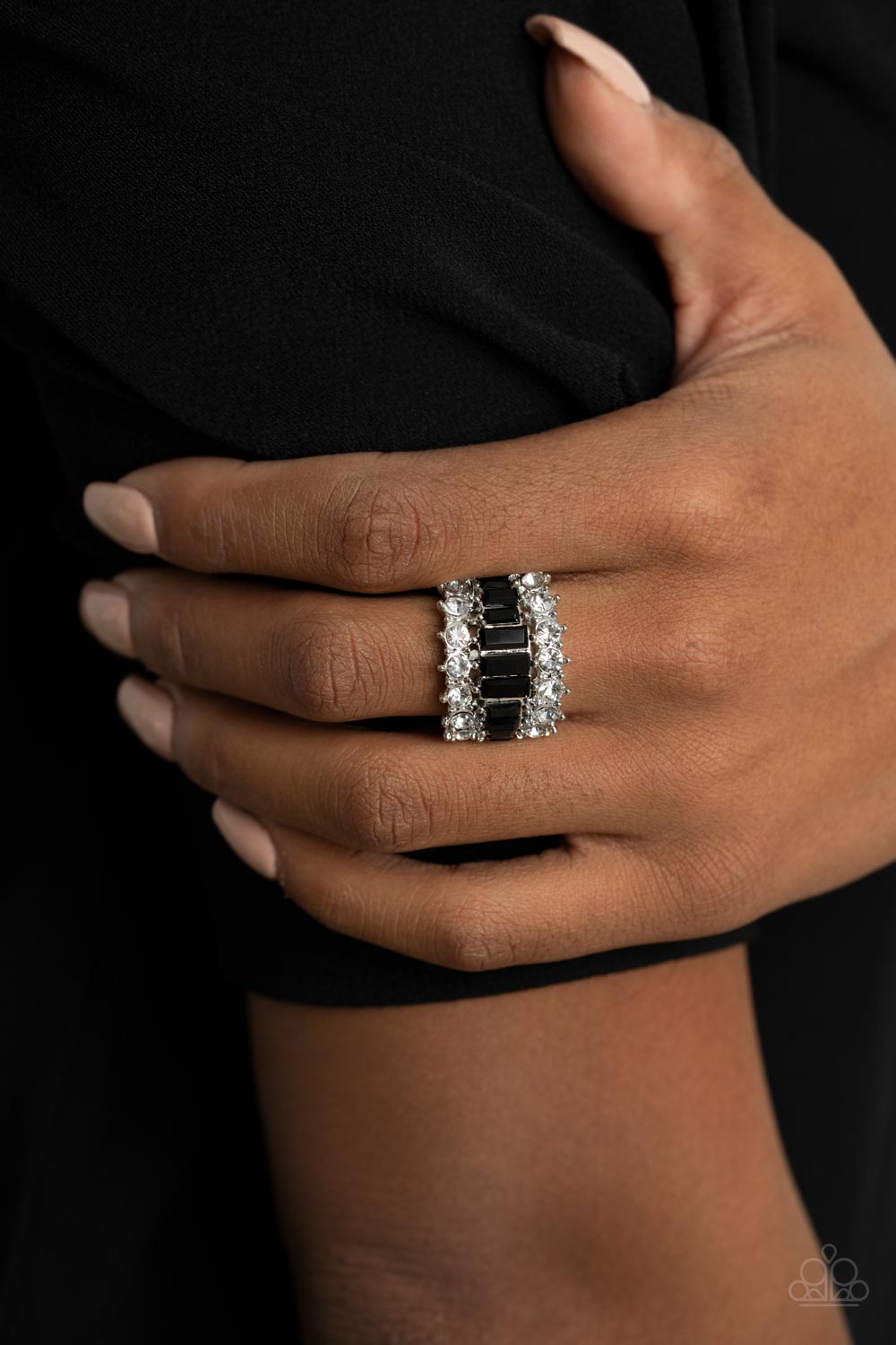 five-dollar-jewelry-cache-value-black-ring-paparazzi-accessories