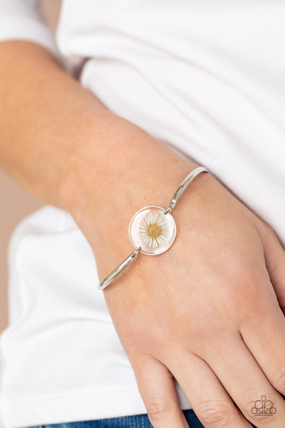 five-dollar-jewelry-cottage-season-white-bracelet-paparazzi-accessories