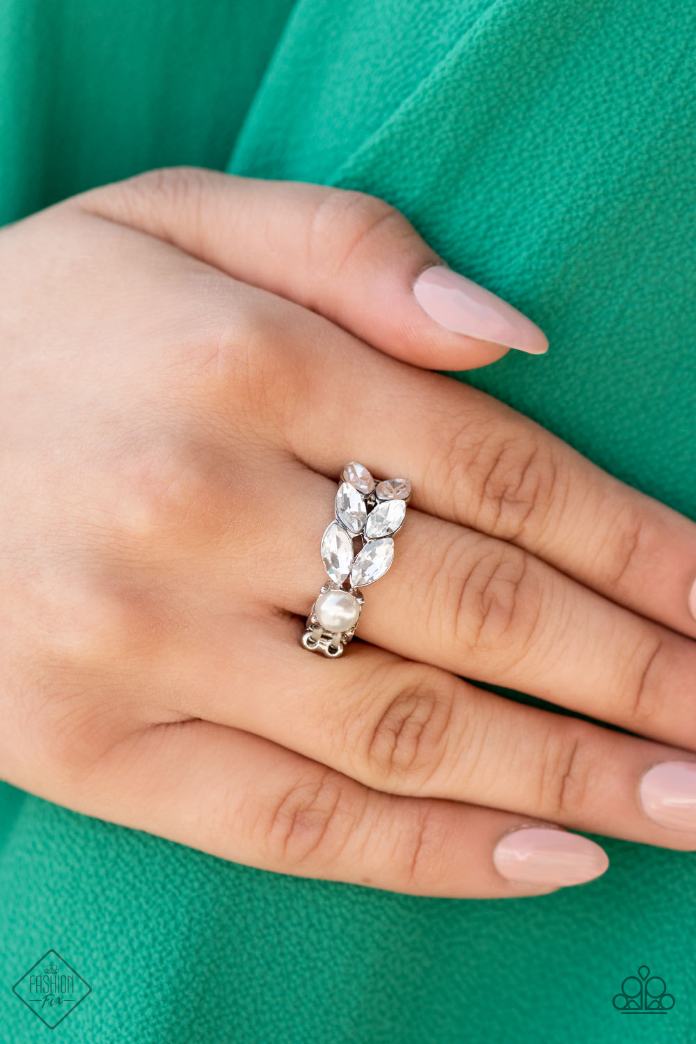 five-dollar-jewelry-majestically-musing-white-ring-paparazzi-accessories