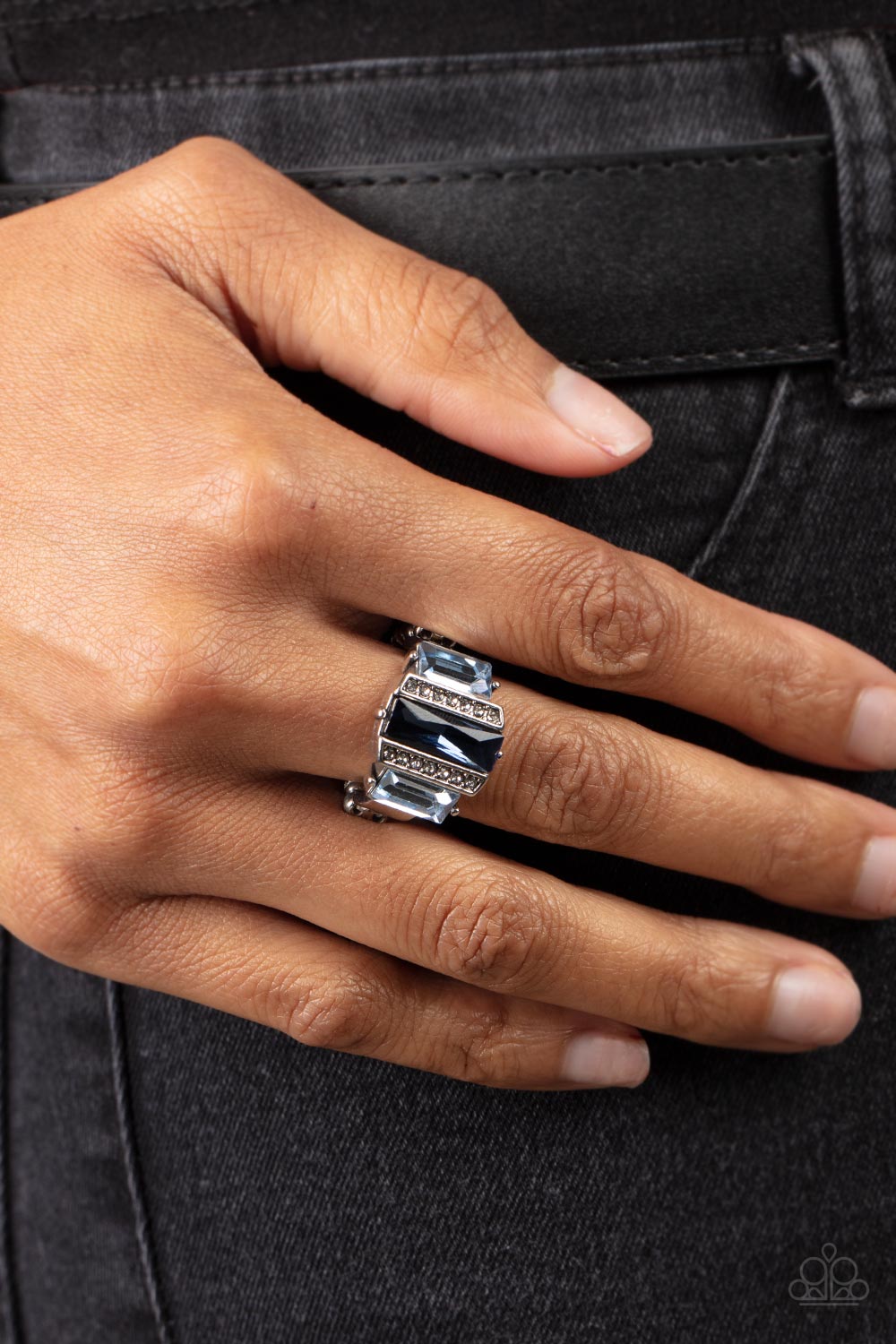 five-dollar-jewelry-a-glitzy-verdict-blue-ring-paparazzi-accessories