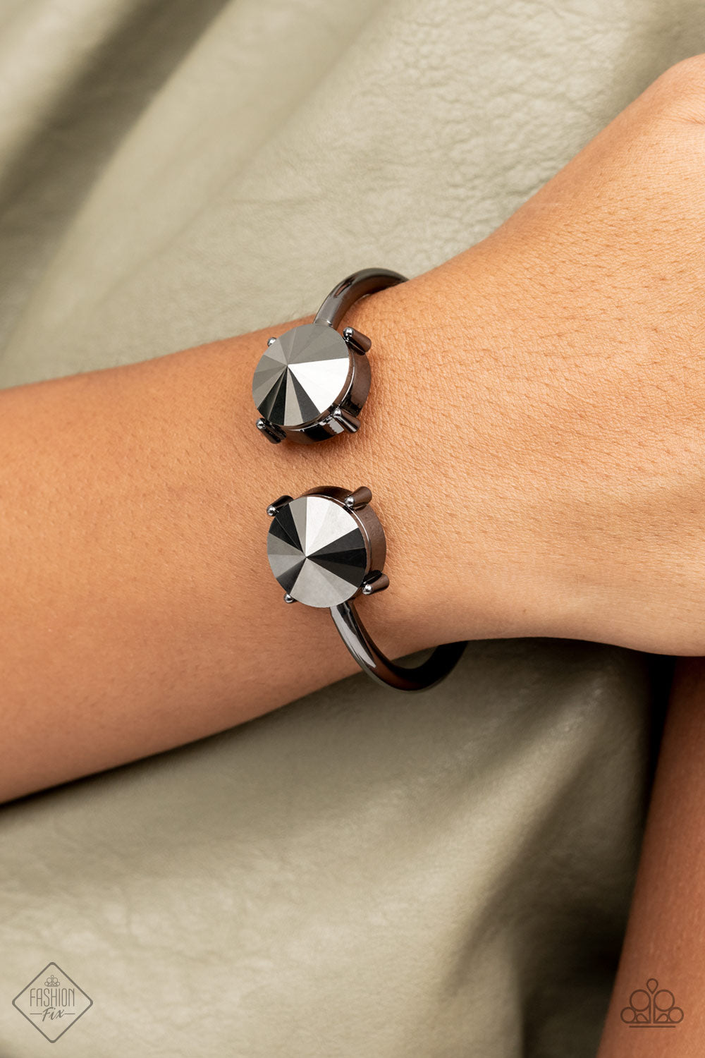five-dollar-jewelry-spark-and-sizzle-black-bracelet-paparazzi-accessories