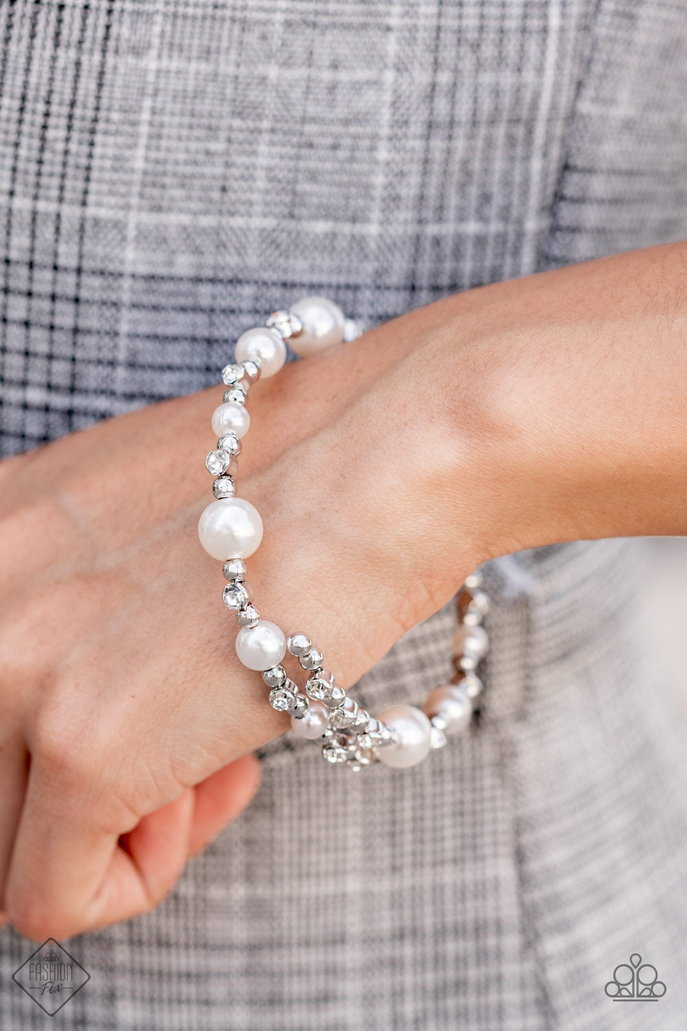 five-dollar-jewelry-chicly-celebrity-white-bracelet-paparazzi-accessories