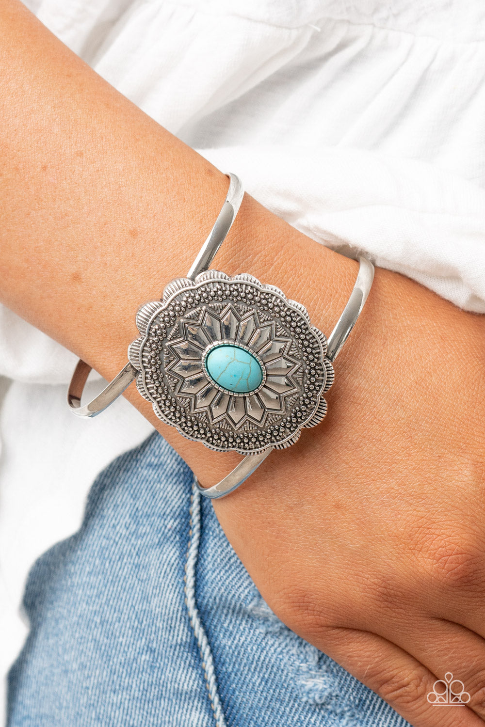 five-dollar-jewelry-mirage-magnificence-blue-bracelet-paparazzi-accessories