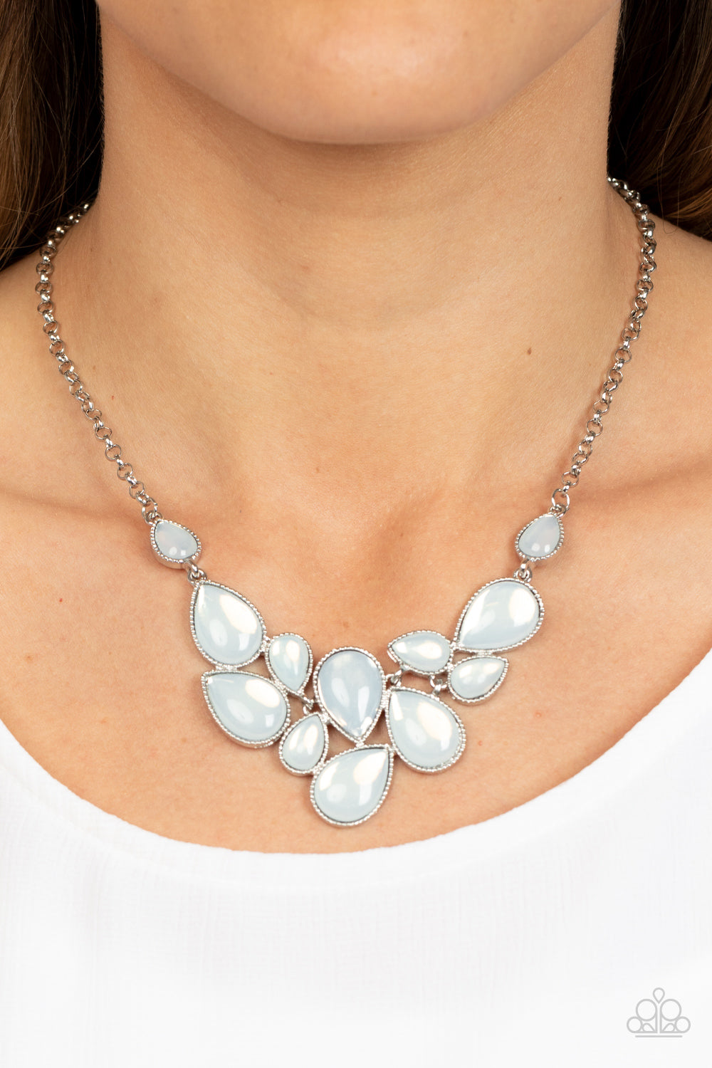 five-dollar-jewelry-keeps-glowing-and-glowing-white-necklace-paparazzi-accessories
