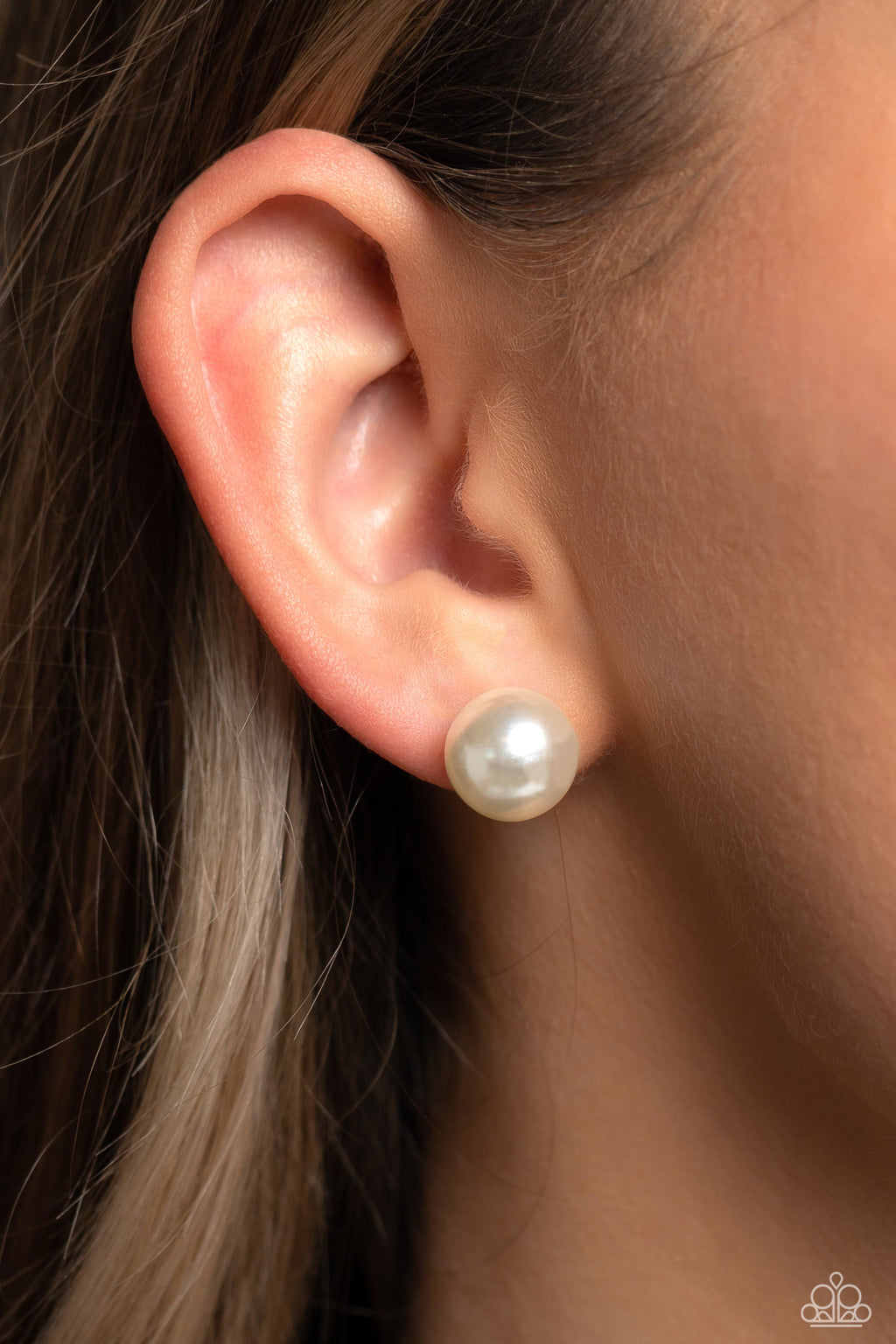 five-dollar-jewelry-debutante-details-white-post earrings-paparazzi-accessories