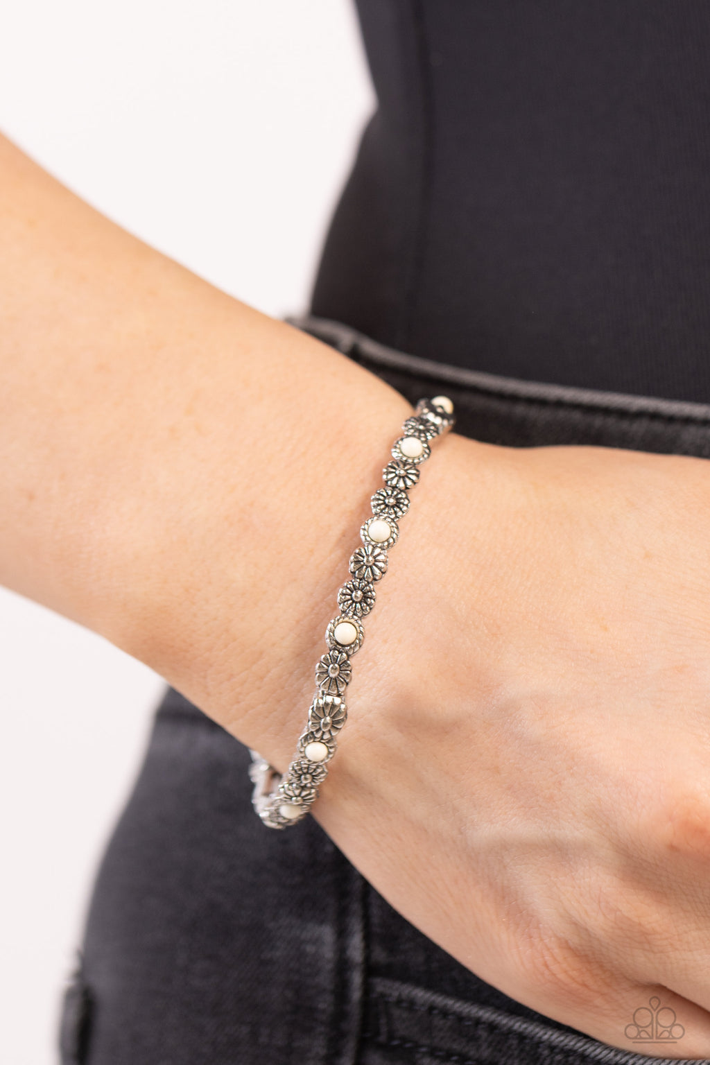 five-dollar-jewelry-floral-fast-lane-white-bracelet-paparazzi-accessories