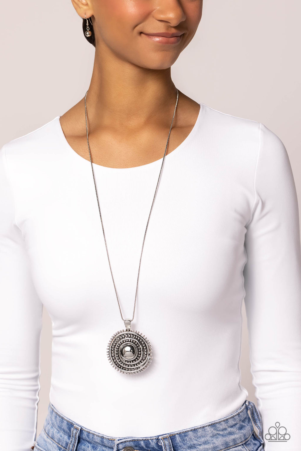 eight-dollar-jewelry-solar-swirl-silver-necklace-paparazzi-accessories
