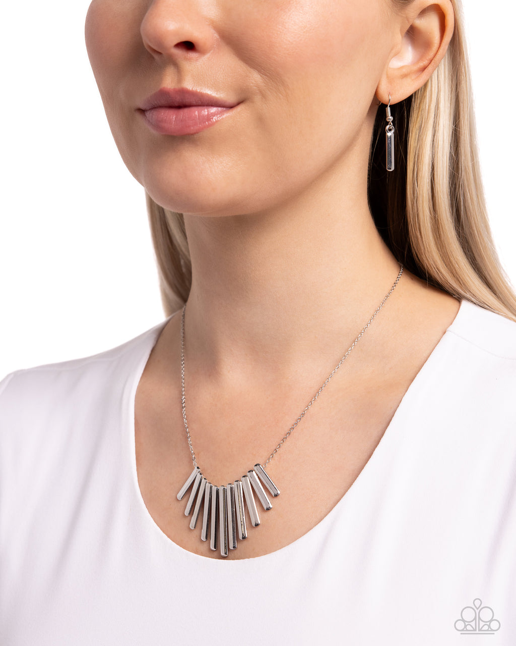 eight-dollar-jewelry-leading-mane-silver-necklace-paparazzi-accessories