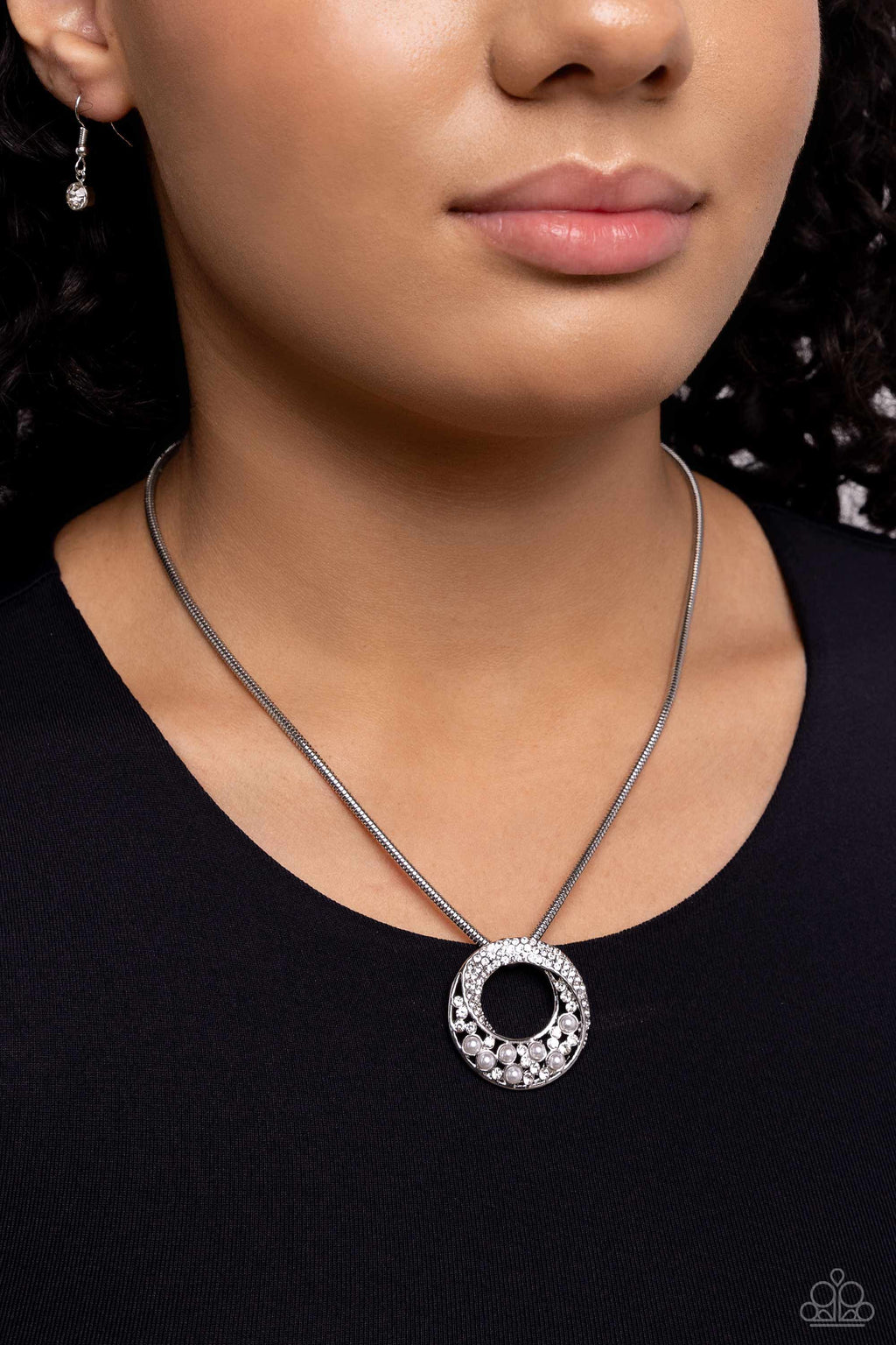 eight-dollar-jewelry-scintillating-spiral-white-necklace-paparazzi-accessories