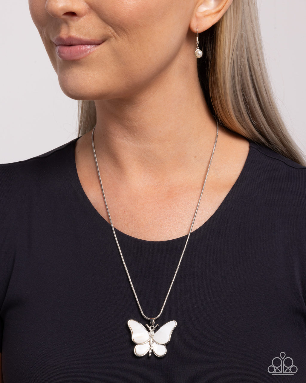 eight-dollar-jewelry-model-metamorphosis-white-necklace-paparazzi-accessories