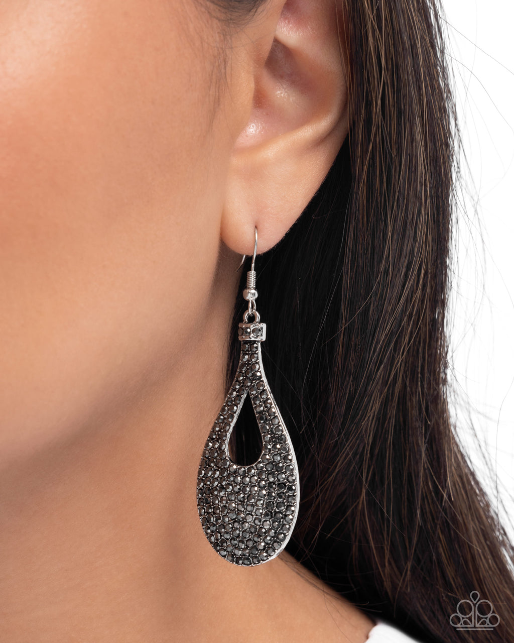eight-dollar-jewelry-teardrop-tremolo-silver-earrings-paparazzi-accessories