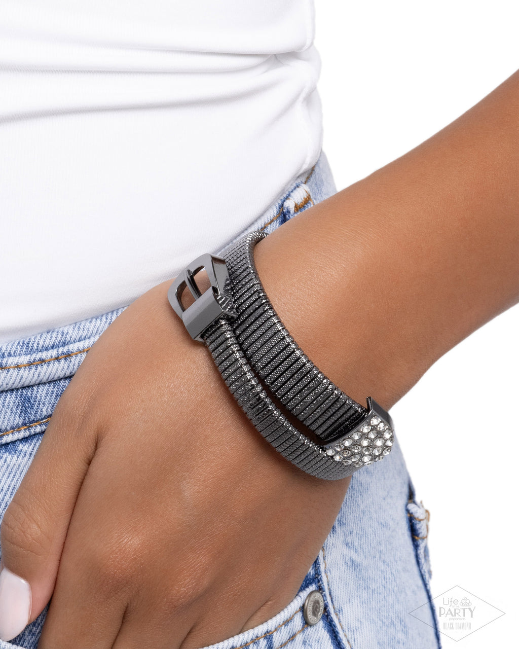 eight-dollar-jewelry-belted-brilliance-black-bracelet-paparazzi-accessories