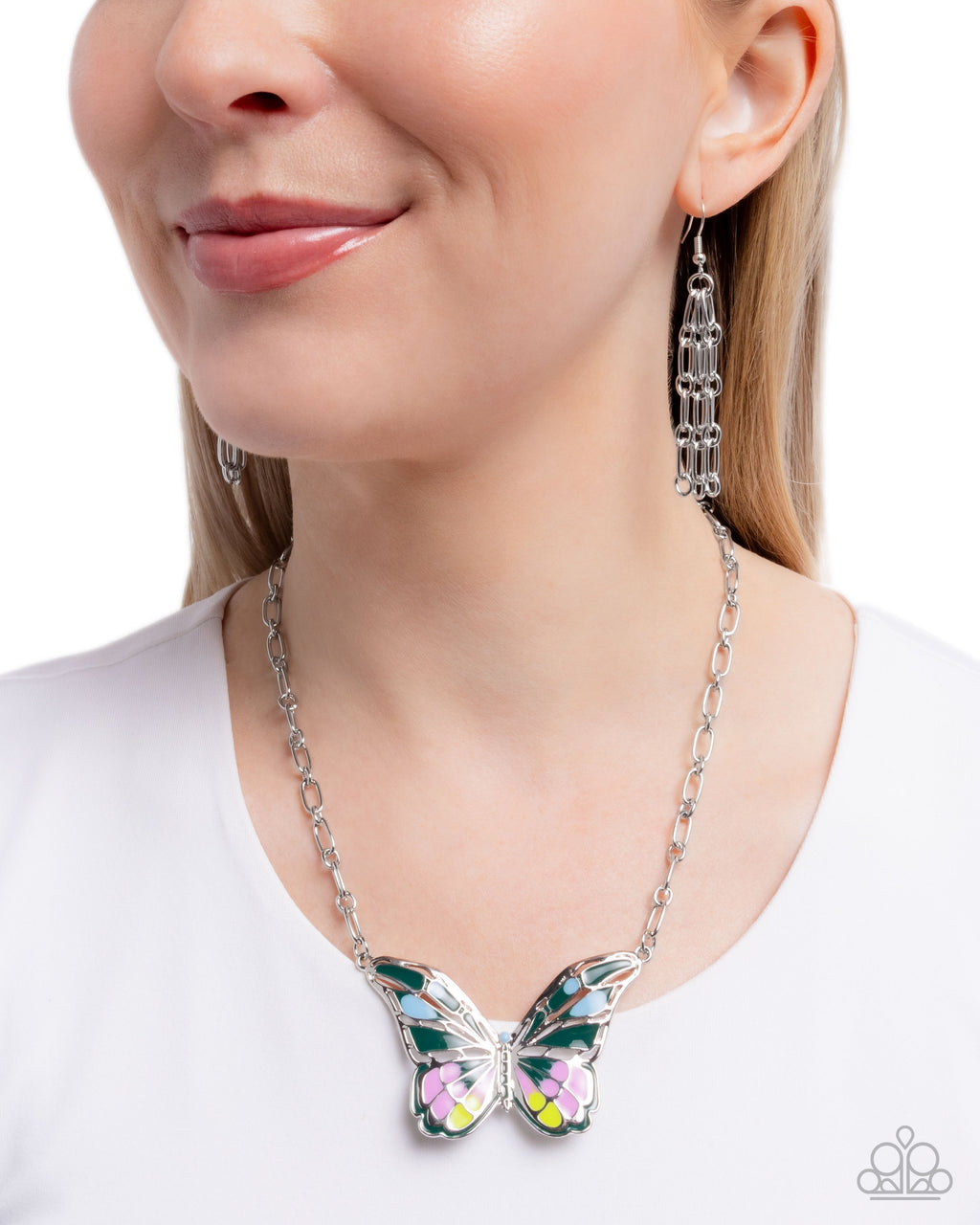 eight-dollar-jewelry-aerial-accolade-green-necklace-paparazzi-accessories