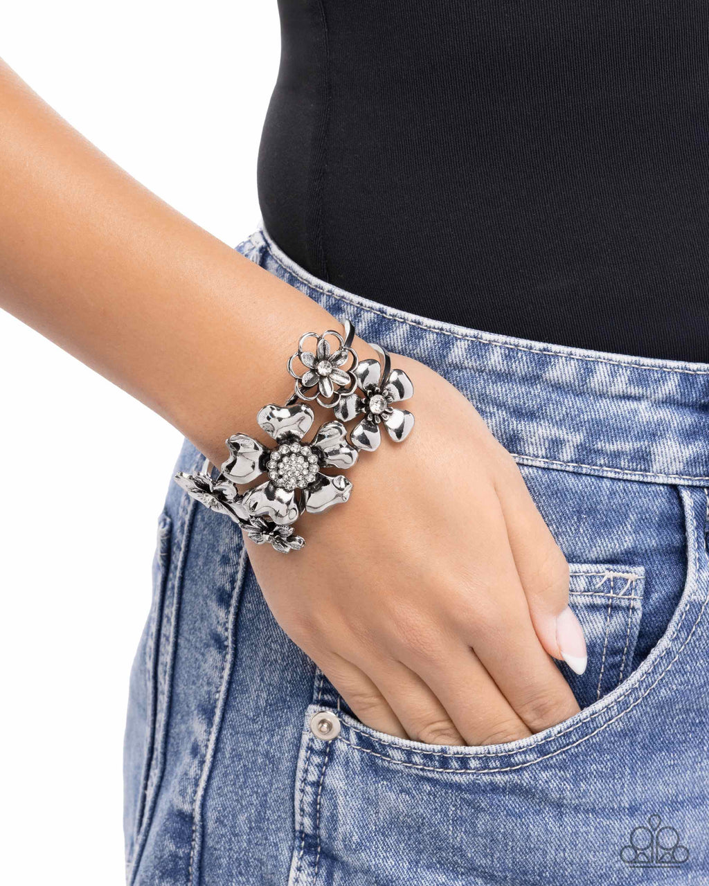eight-dollar-jewelry-bursting-bouquet-white-bracelet-paparazzi-accessories