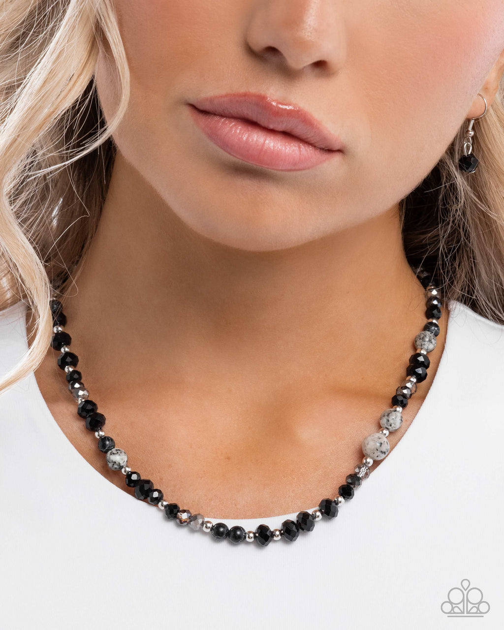 eight-dollar-jewelry-playful-pattern-black-necklace-paparazzi-accessories