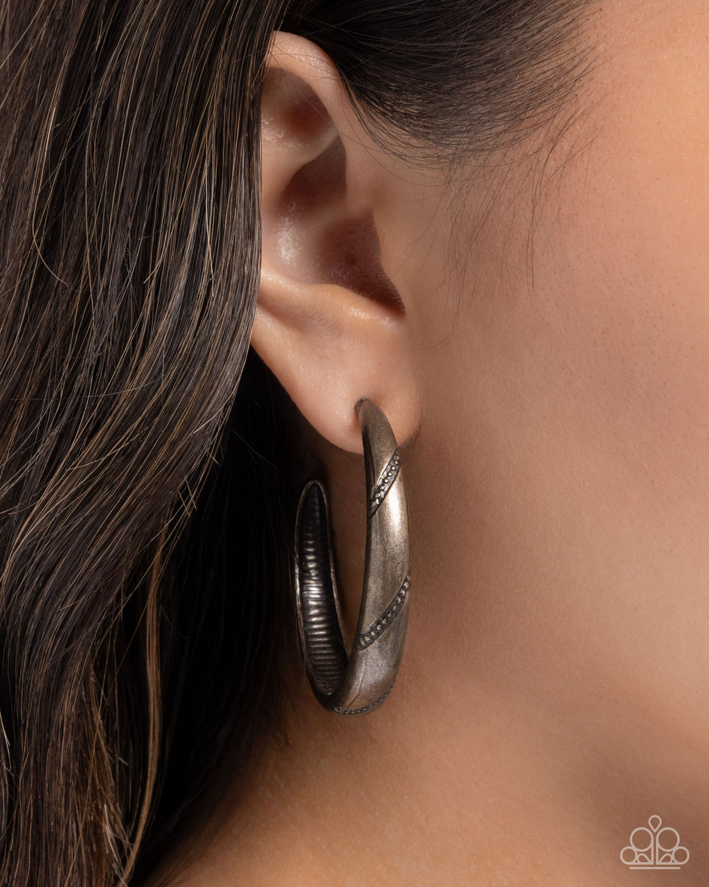 eight-dollar-jewelry-embossed-elegance-brass-earrings-paparazzi-accessories