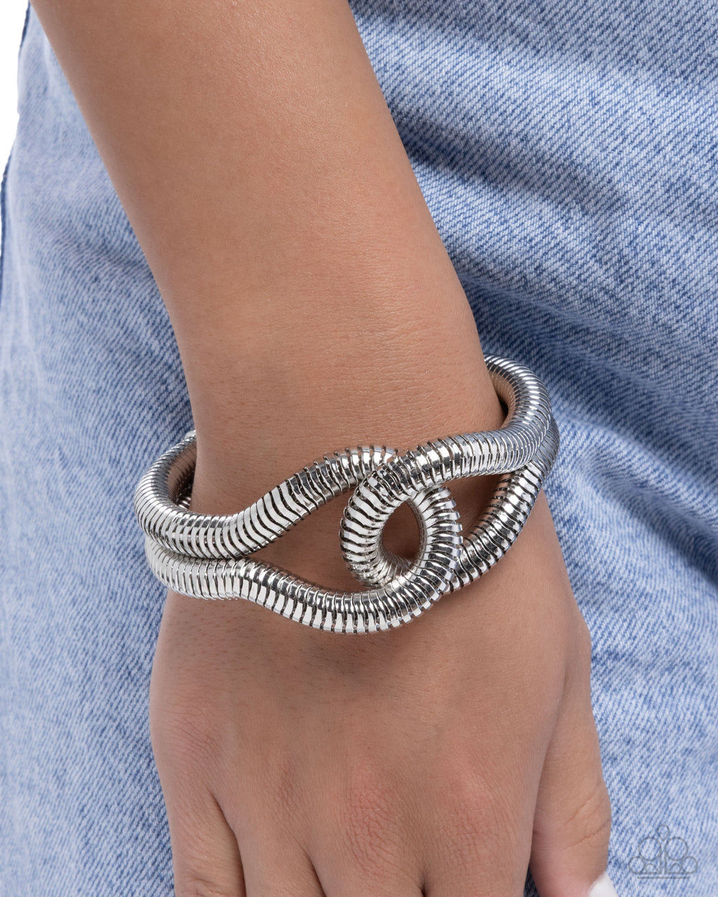 eight-dollar-jewelry-interlocked-ignition-silver-bracelet-paparazzi-accessories