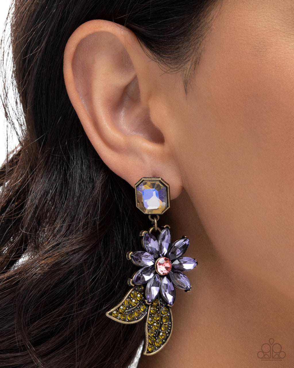 eight-dollar-jewelry-momentous-majesty-brass-post earrings-paparazzi-accessories