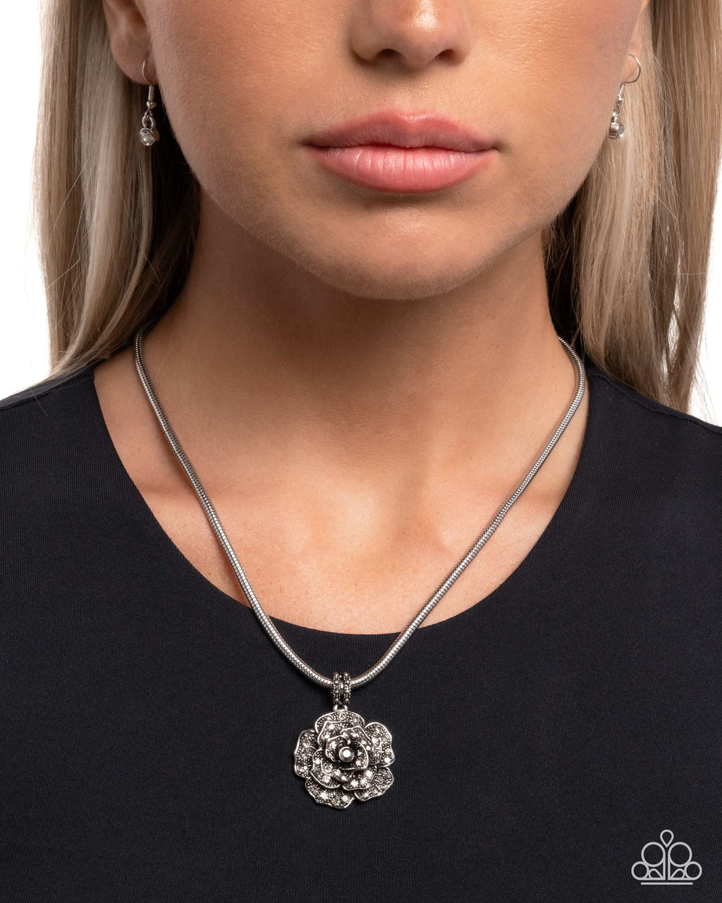 eight-dollar-jewelry-passionate-petals-silver-necklace-paparazzi-accessories