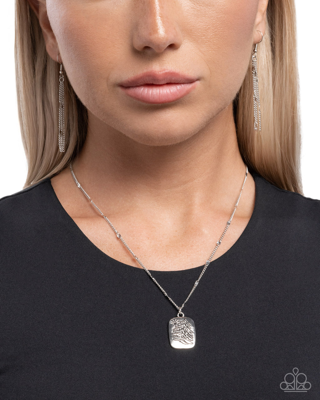 eight-dollar-jewelry-pine-tree-prize-silver-necklace-paparazzi-accessories