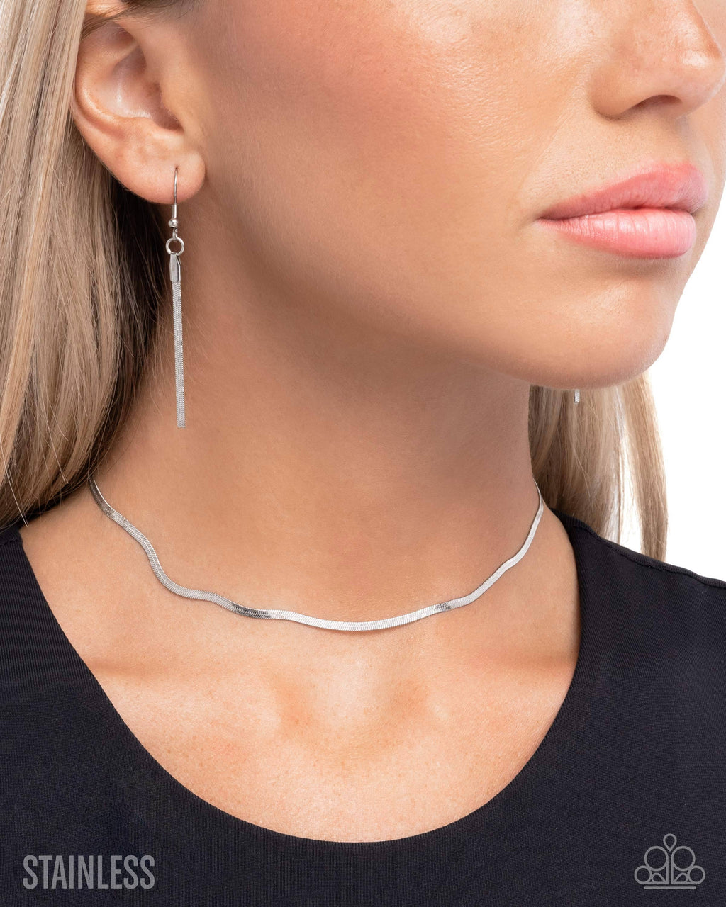 eight-dollar-jewelry-illusive-industry-silver-necklace-paparazzi-accessories