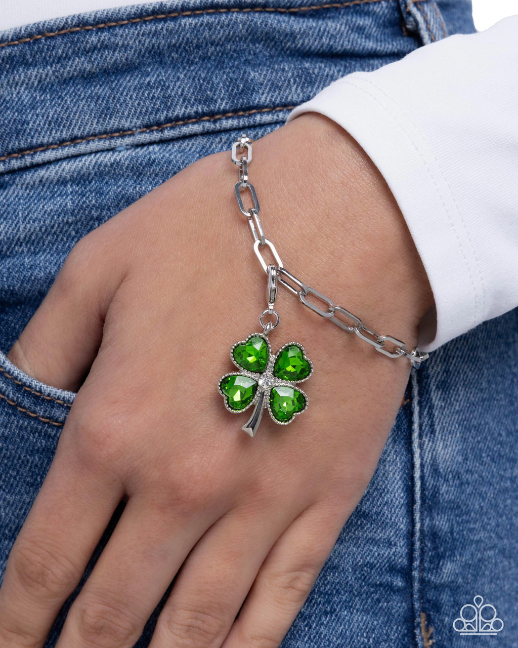 eight-dollar-jewelry-lucky-luminescence-green-bracelet-paparazzi-accessories