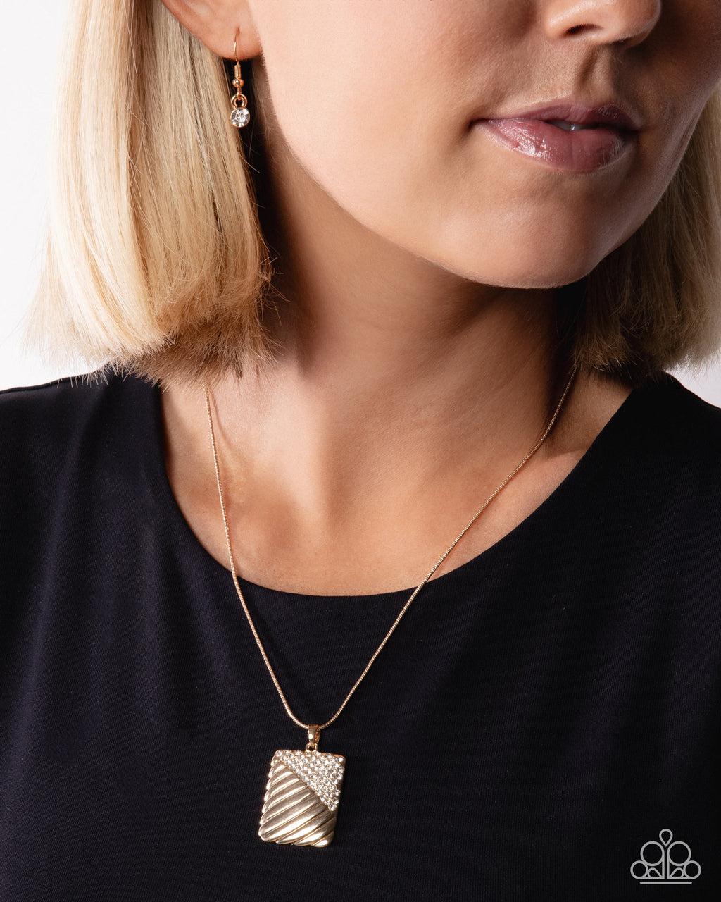 eight-dollar-jewelry-dazzling-discord-gold-necklace-paparazzi-accessories