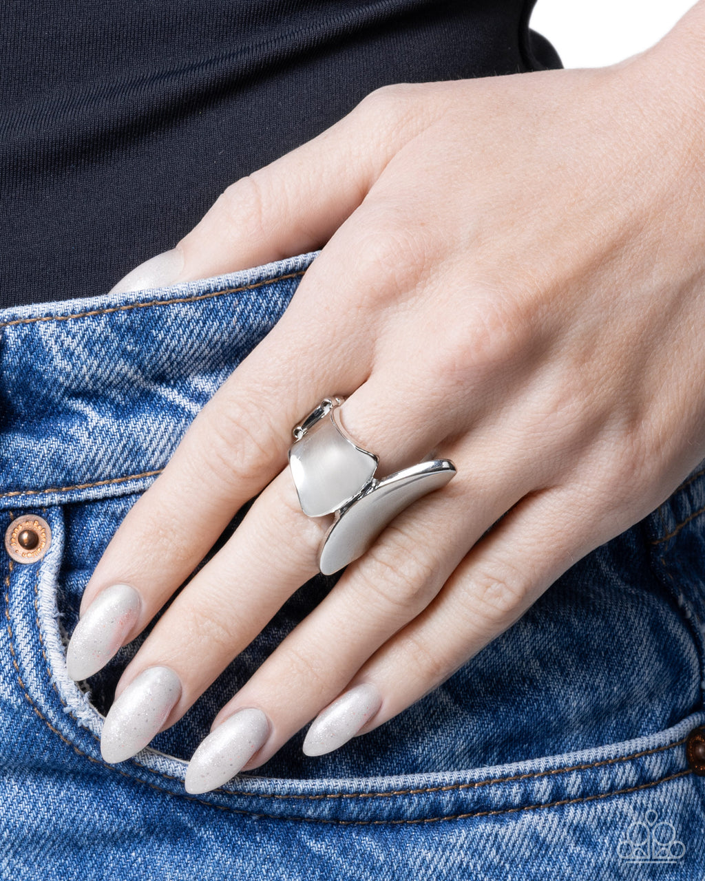 eight-dollar-jewelry-competitive-chic-silver-ring-paparazzi-accessories