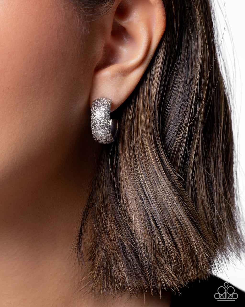 eight-dollar-jewelry-gleaming-gauge-silver-earrings-paparazzi-accessories