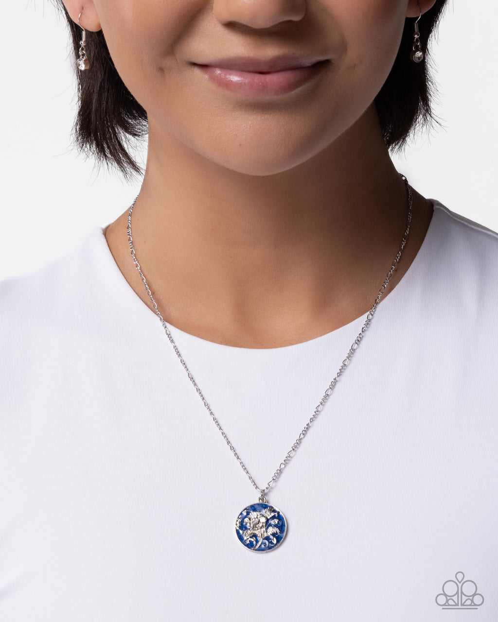 eight-dollar-jewelry-flourishing-frame-blue-necklace-paparazzi-accessories