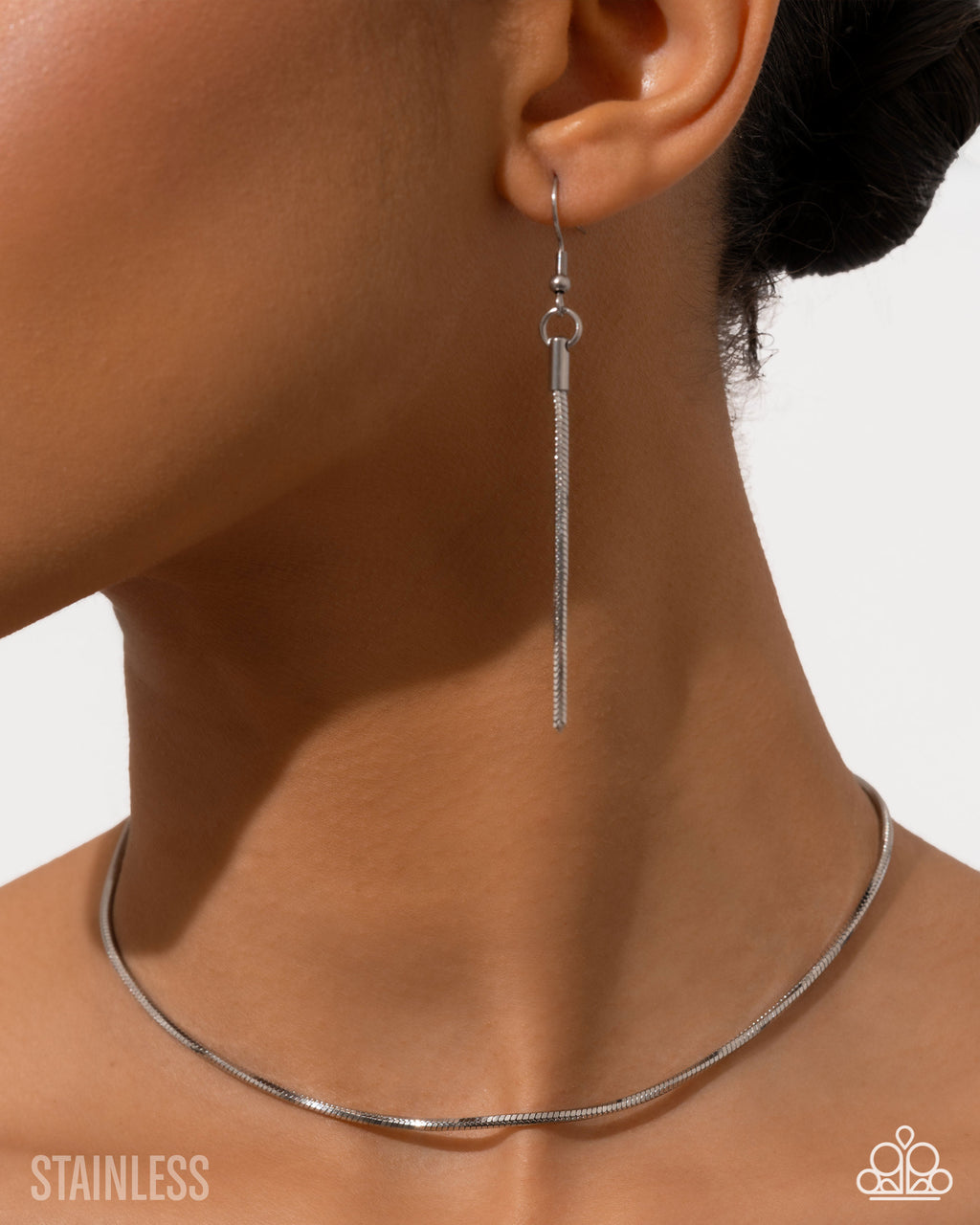 eight-dollar-jewelry-coiled-celebration-silver-necklace-paparazzi-accessories