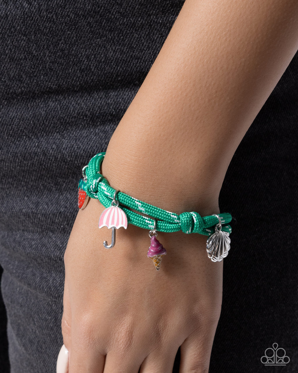 eight-dollar-jewelry-summer-surge-green-bracelet-paparazzi-accessories