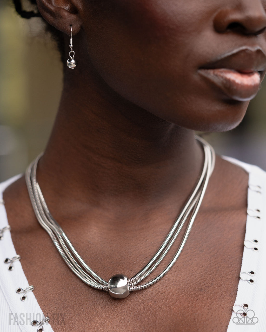eight-dollar-jewelry-sleek-study-silver-necklace-paparazzi-accessories