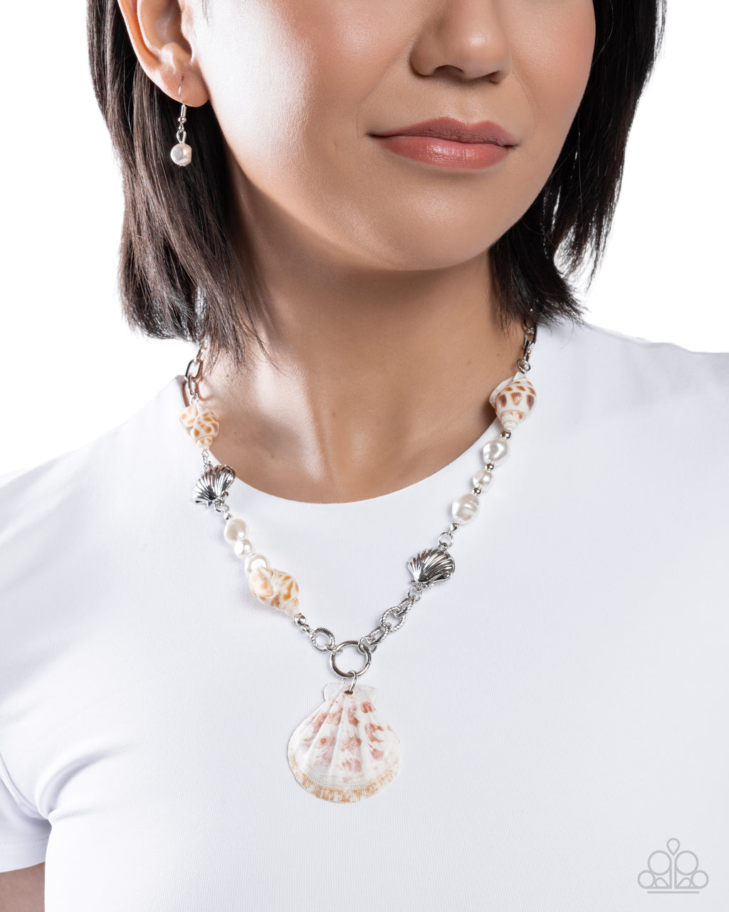 eight-dollar-jewelry-stable-shells-white-necklace-paparazzi-accessories