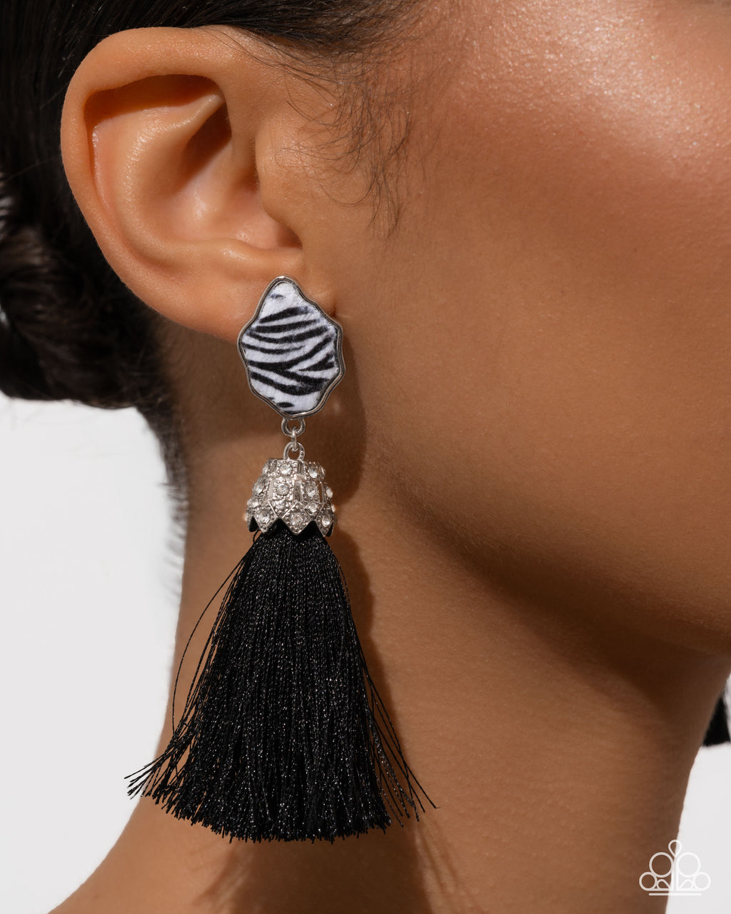 eight-dollar-jewelry-iconic-zebra-black-post earrings-paparazzi-accessories