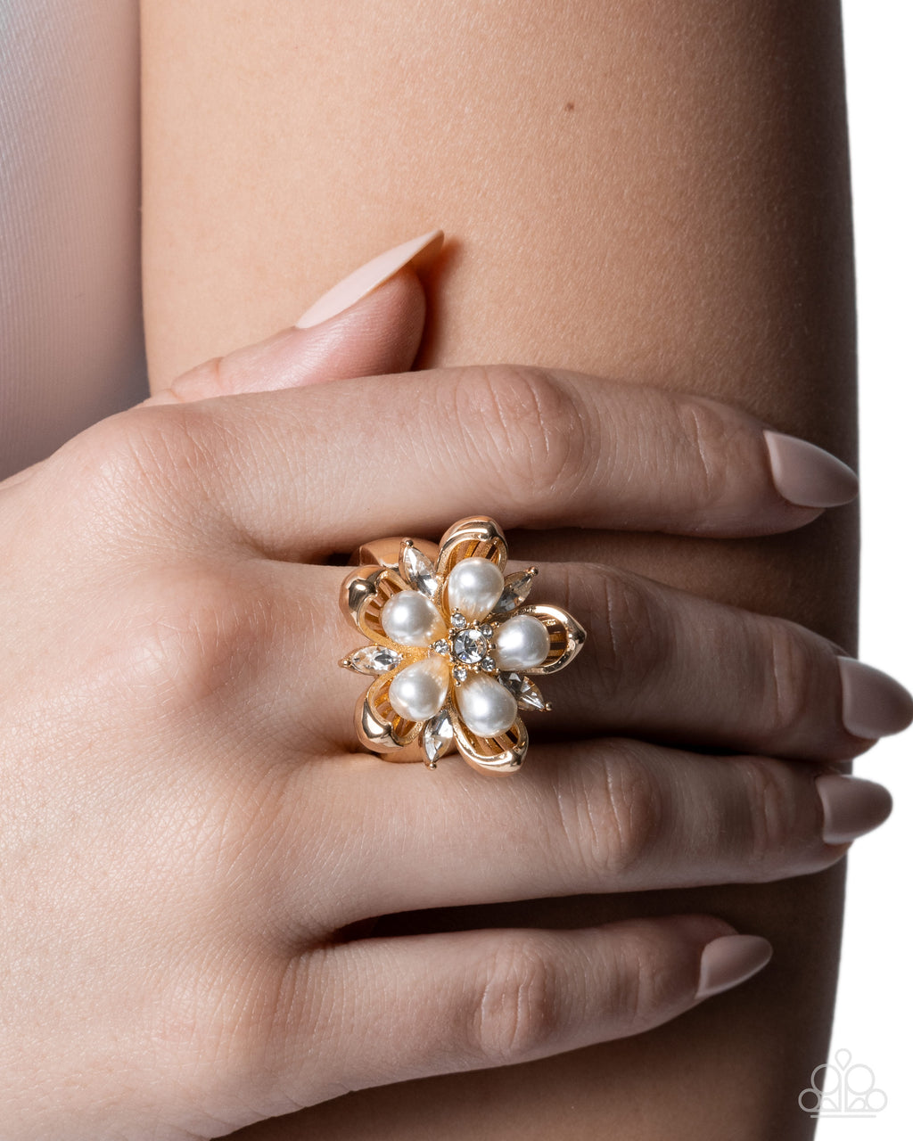 eight-dollar-jewelry-giving-glitz-gold-ring-paparazzi-accessories