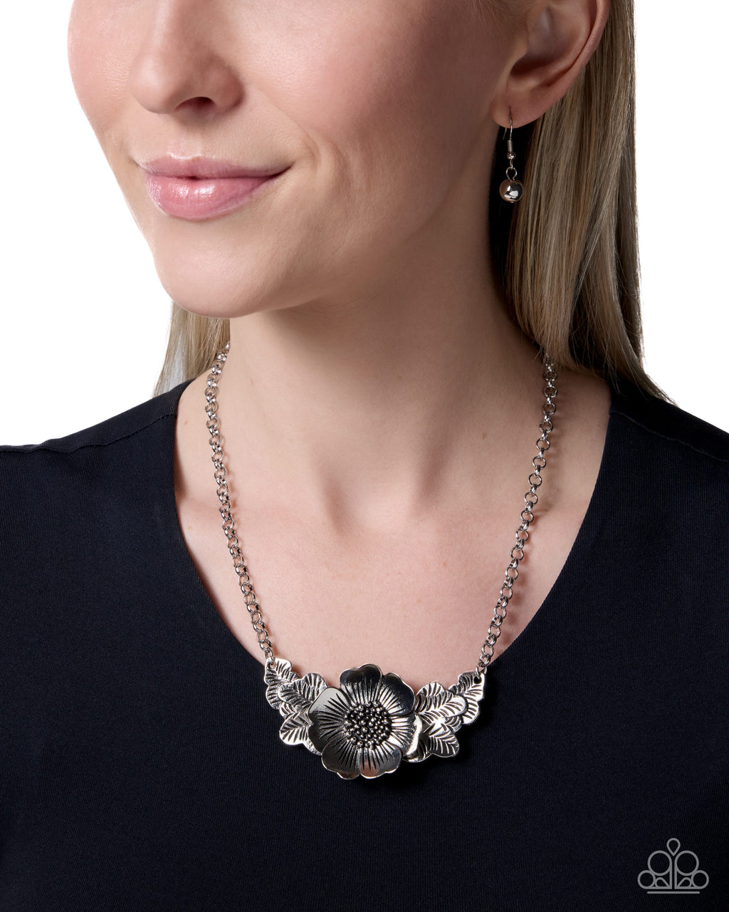 eight-dollar-jewelry-blooming-bunch-silver-necklace-paparazzi-accessories