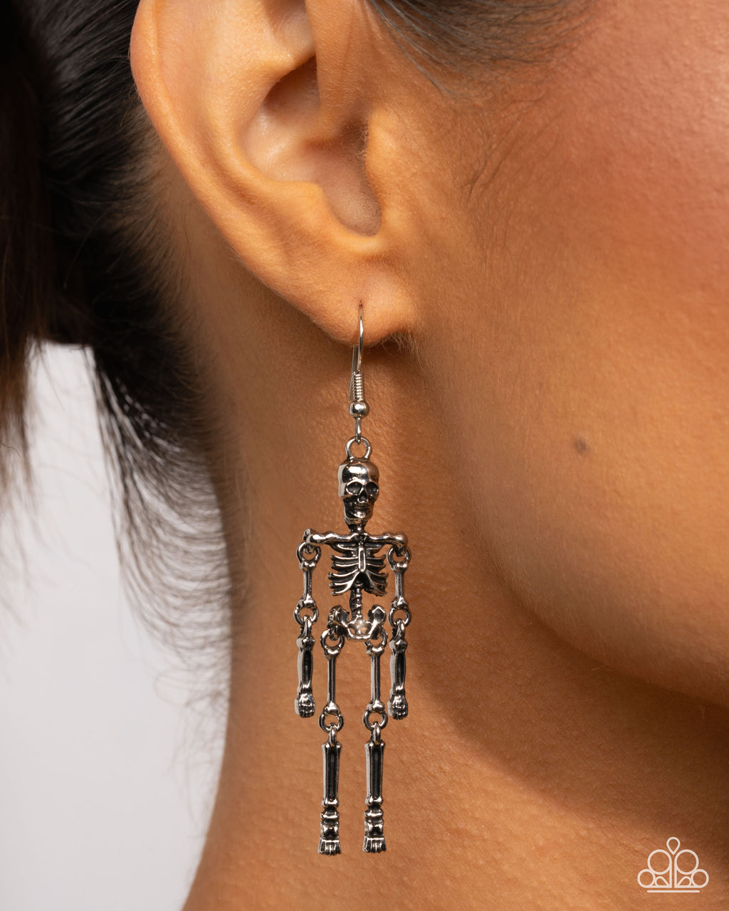 eight-dollar-jewelry-rattle-my-bones-silver-earrings-paparazzi-accessories