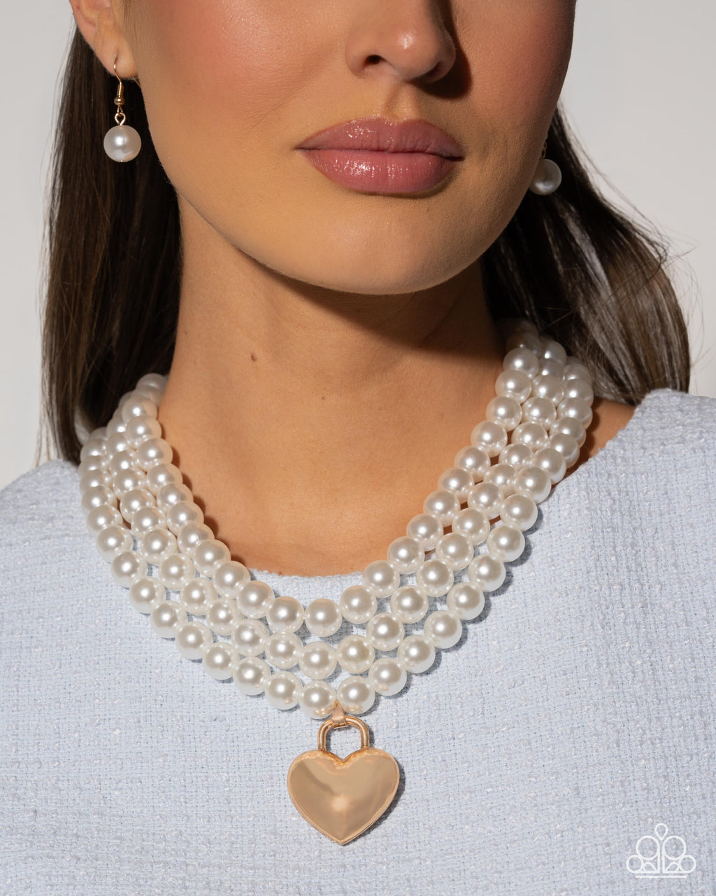 eight-dollar-jewelry-lustrous-look-gold-necklace-paparazzi-accessories
