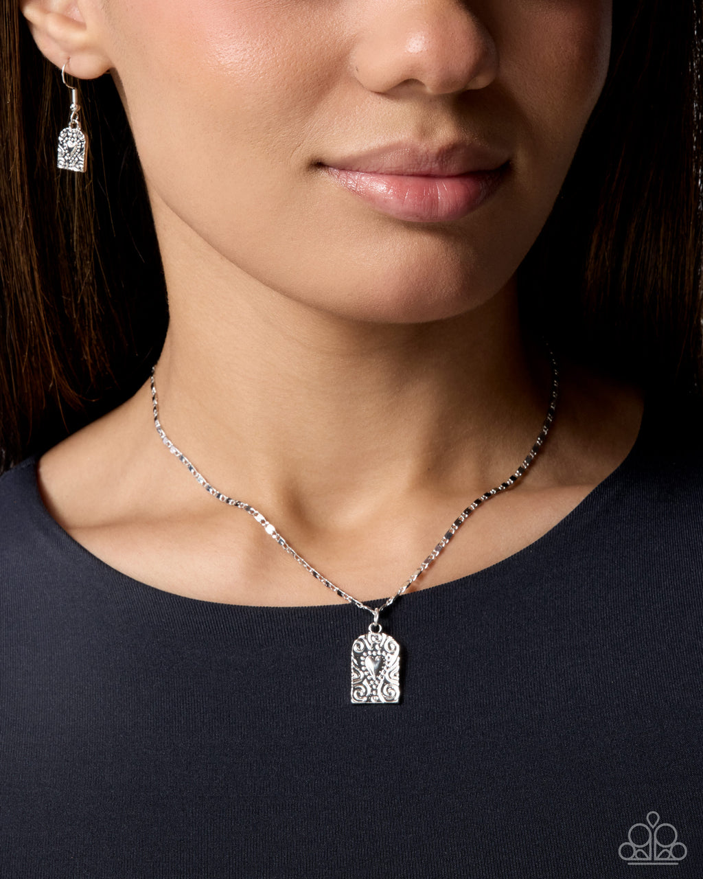 eight-dollar-jewelry-fine-flirtation-silver-necklace-paparazzi-accessories