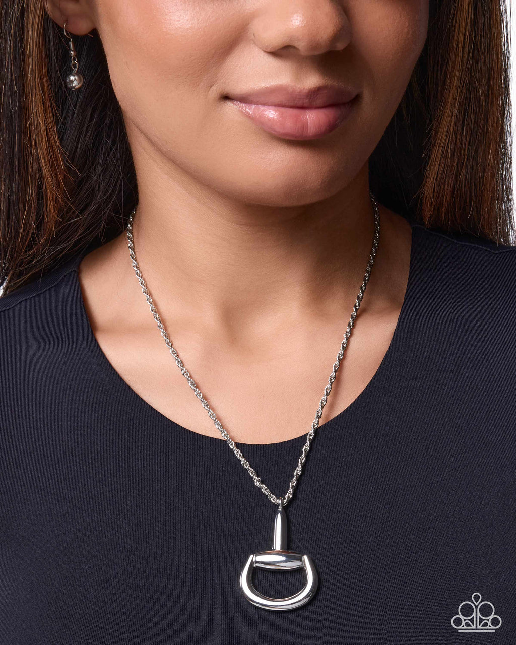 eight-dollar-jewelry-stirrup-season-silver-necklace-paparazzi-accessories