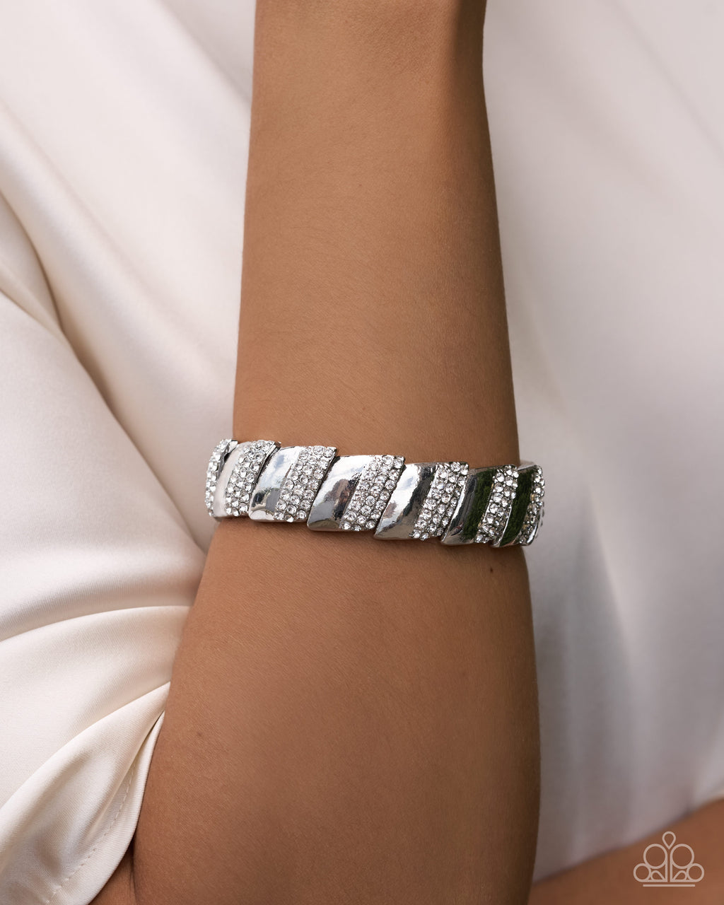 eight-dollar-jewelry-signature-shimmer-white-bracelet-paparazzi-accessories