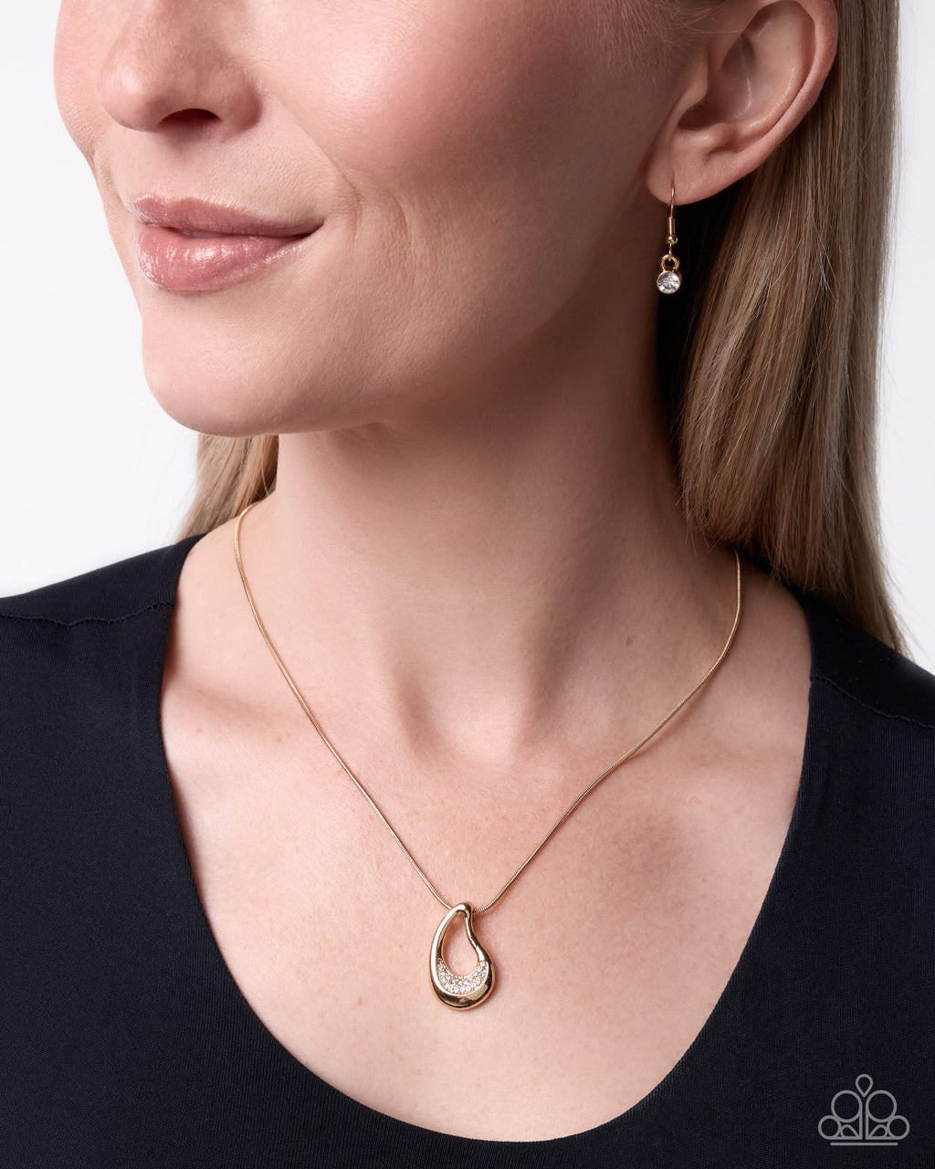 eight-dollar-jewelry-sculptural-shimmer-gold-necklace-paparazzi-accessories